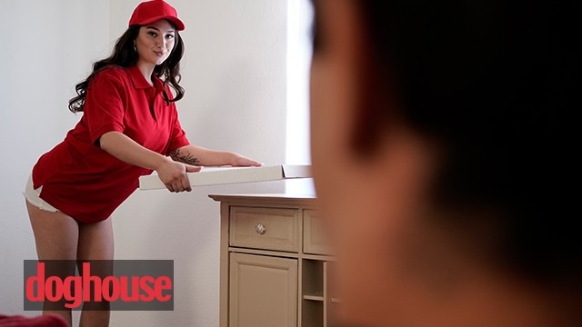 عاملة التوصيل البيتزا - سكس مترجم 2025