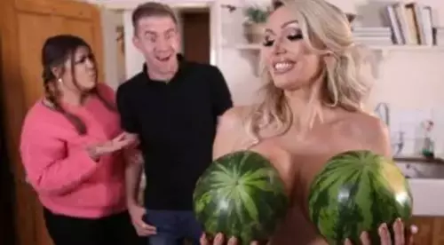 نيك ام صديقتي الممحونة - افلام سكس في المطبخ